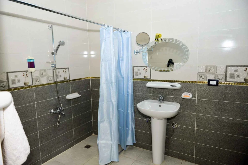 Clean private bathroom in the single room at Lake House Flamingo Luxor