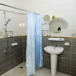 Clean private bathroom in the single room at Lake House Flamingo Luxor