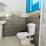 Clean private bathroom in the single room at Lake House Flamingo Luxor