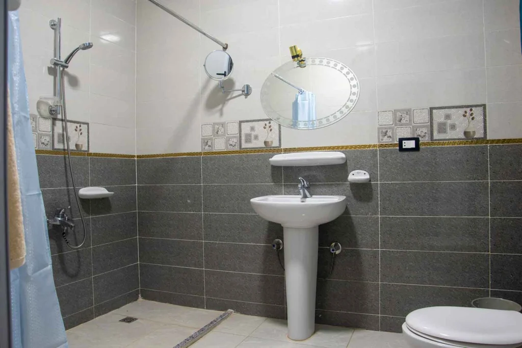 Clean private bathroom in the single room at Lake House Flamingo Luxor