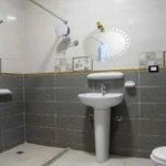Clean private bathroom in the single room at Lake House Flamingo Luxor